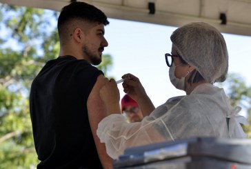 Secretaria de Saúde vacina mais de duas mil pessoas contra gripe e covid-19 neste final de semana