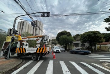 Prefeitura instala semáforo no cruzamento da rua Vitória Régia e Rua das Camélias