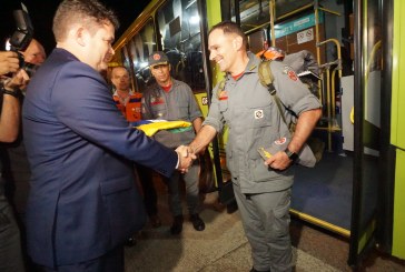 Bombeiros, médicos militares e membros da Defesa Civil do Brasil auxiliam em terremoto