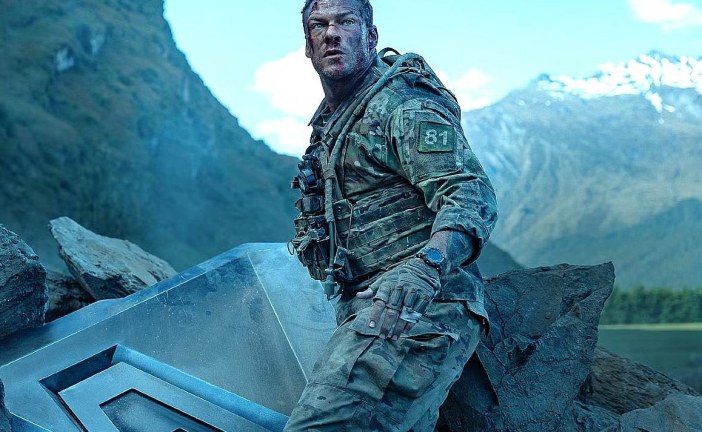 “Máquina de Guerra” traz diversão, mesmo com trama nada inédita