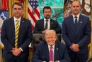 Flávio Bolsonaro é recebido por Donald Trump na Casa Branca